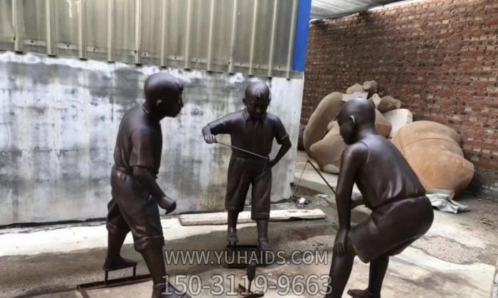 学校小孩玩陀螺人物玻璃钢仿铜雕雕塑