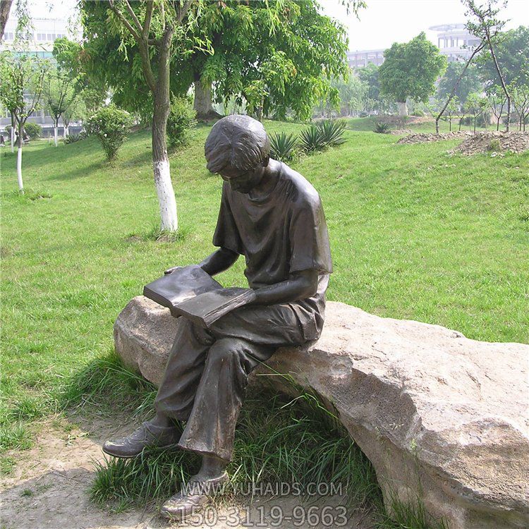 公园里看书的少年铜雕像雕塑