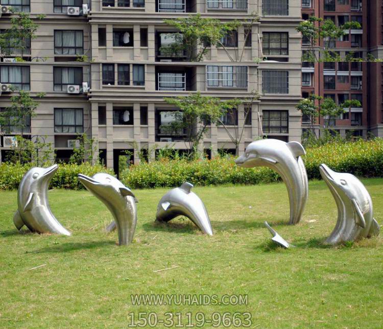 草坪多只潜泳的不锈钢海豚雕塑