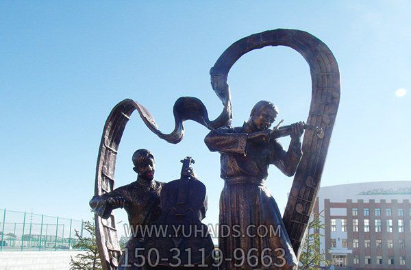 游乐场景区两位小提琴表演者石雕小提琴雕塑