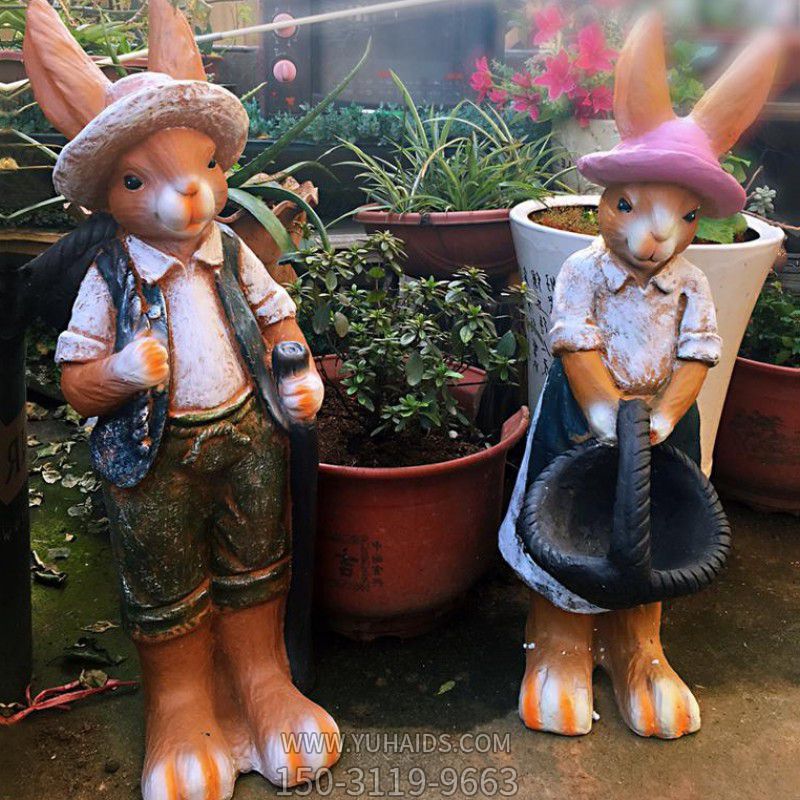 景区一对劳动的树脂兔子雕塑