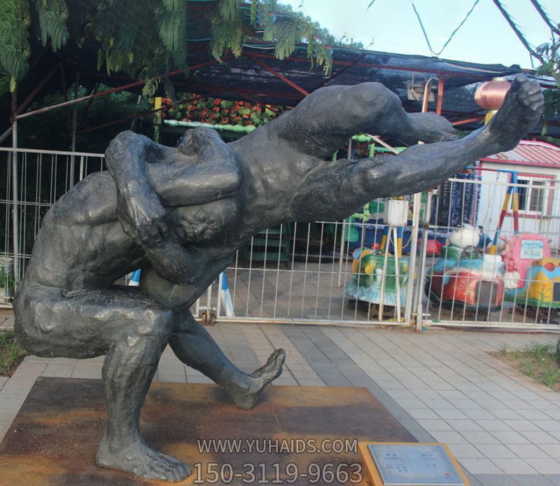 游乐场摆放摔跤人物青铜雕塑