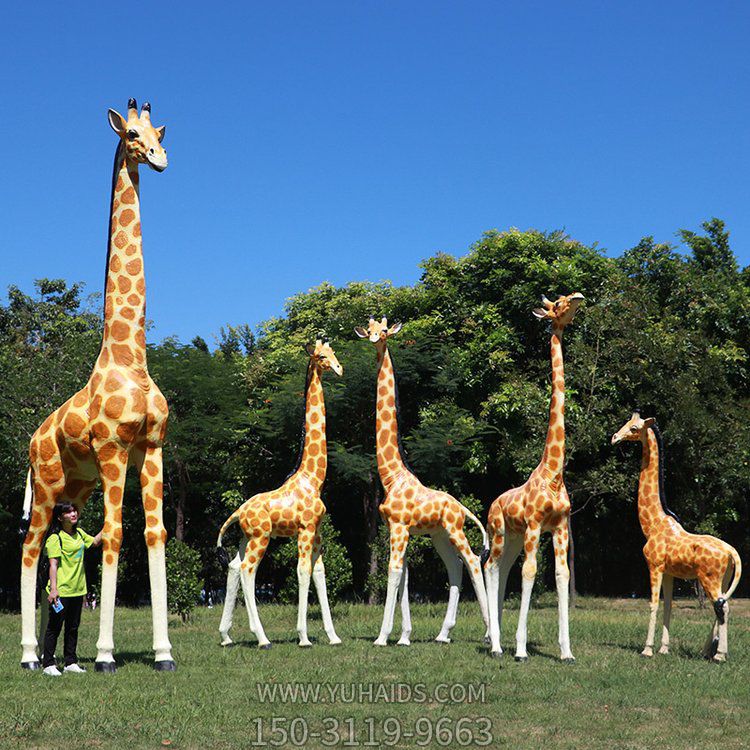 大型户外园林长颈鹿摆件玻璃钢彩绘草坪雕塑