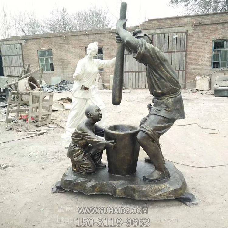景区园林玻璃钢仿铜打糍粑的人物雕塑