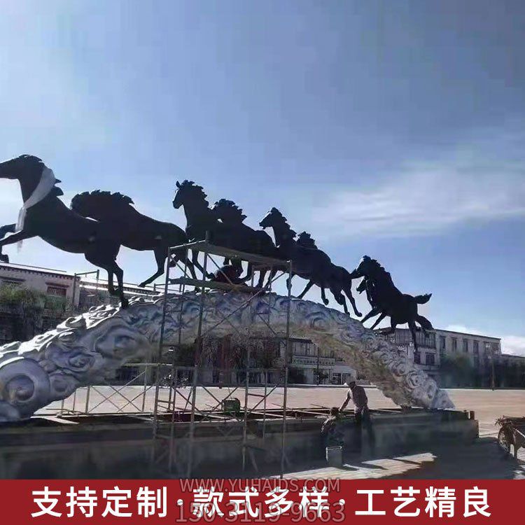 城市广场摆放创意玻璃钢马群雕塑