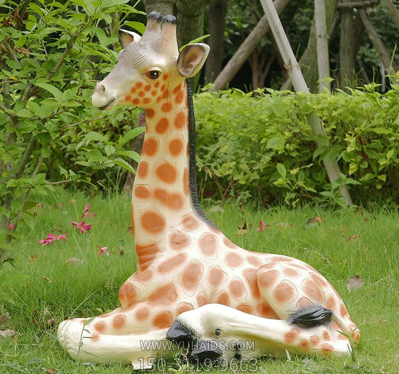 公园草坪卧着的仿真动物玻璃钢彩绘长颈鹿雕塑