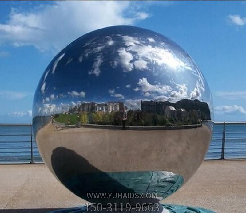 海边不锈钢镜面大型仿真球体雕塑