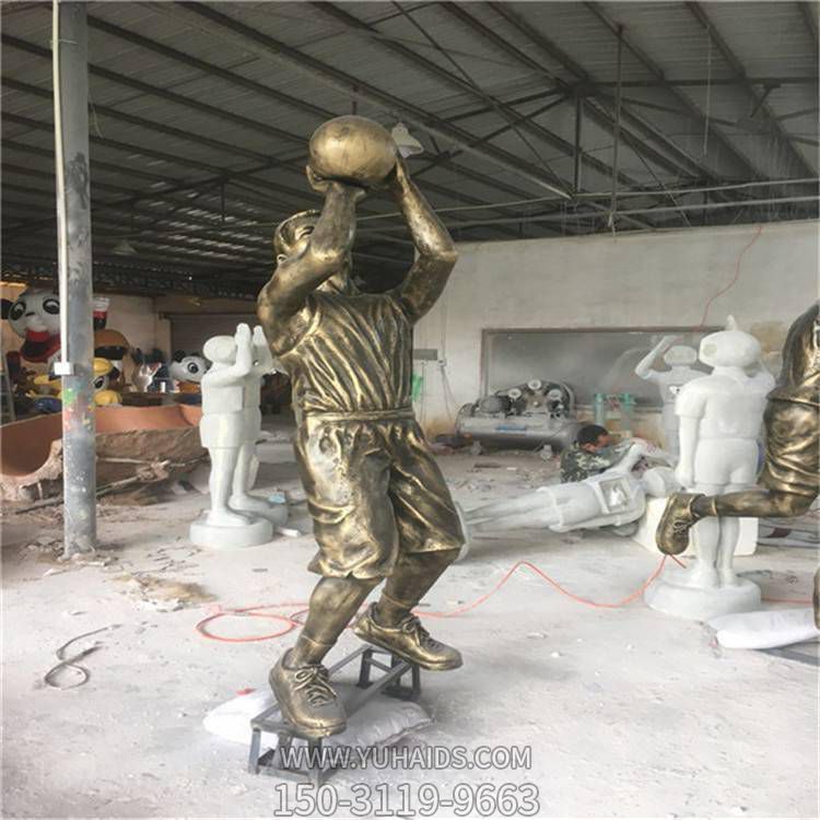 校园广场体育馆玻璃钢仿铜打篮球的人物景观雕塑