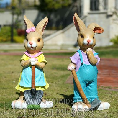 景区摆放两只劳动的玻璃钢兔子雕塑