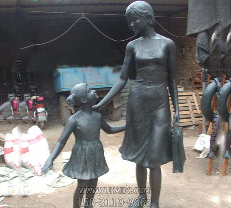 校园公园摆放铸造小女孩和妈妈购物铸铜雕塑