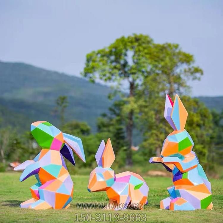 儿童乐园摆放玻璃钢几何切面彩绘兔子动物雕塑