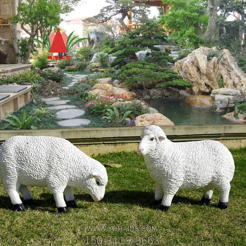 景区草地上摆放的两只玻璃钢仿真绵羊雕塑