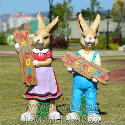 商场店铺摆放两只欢迎光临兔子雕塑