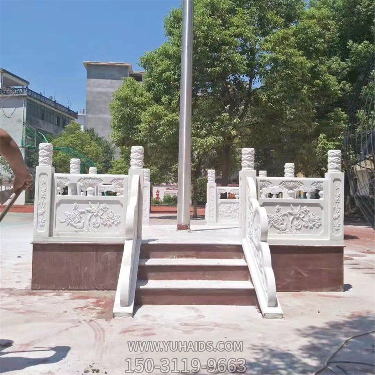 校园广场摆放汉白玉浮雕花纹防护栏杆升旗台雕塑