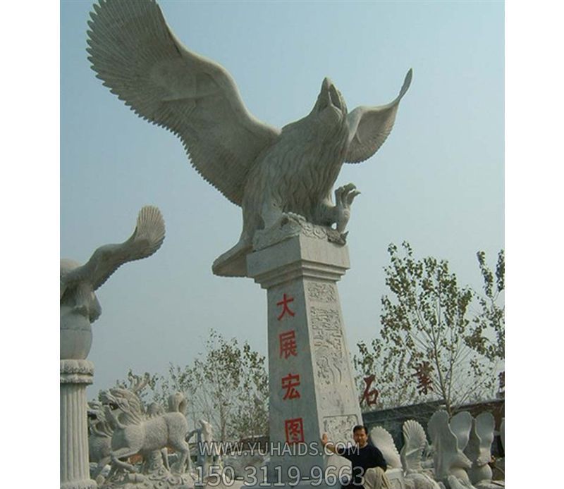 室外街边一只大型飞翔的石雕老鹰雕塑