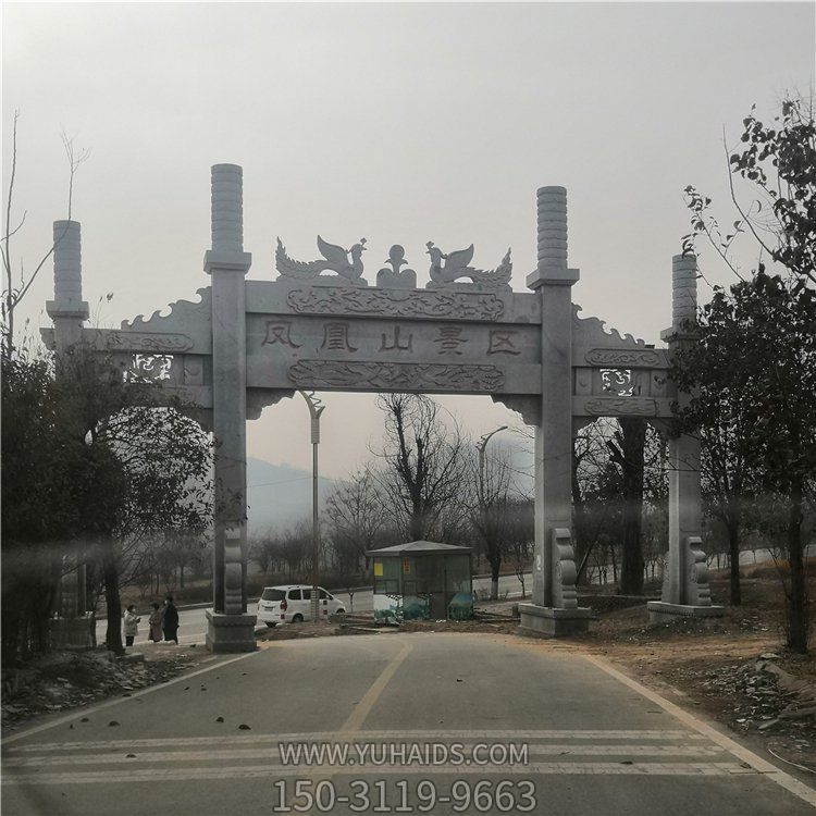 景区入口摆放青石雕刻新中式三门牌坊雕塑