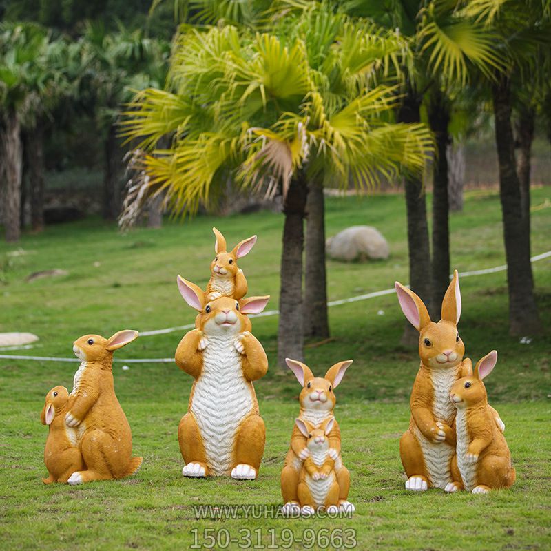 森林一群玩耍的玻璃钢兔子雕塑