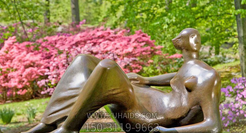 公园景区抽象躺着的人物铜雕女孩雕塑