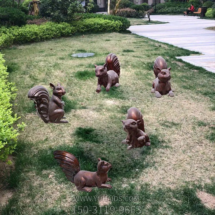 玻璃钢小松鼠雕塑