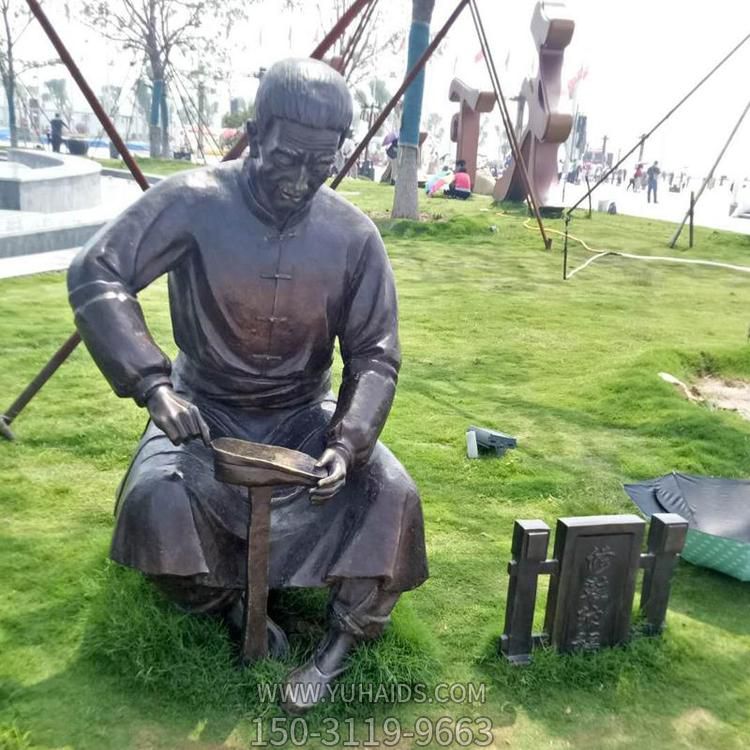 户外园林玻璃钢仿铜修鞋匠人物景观雕塑