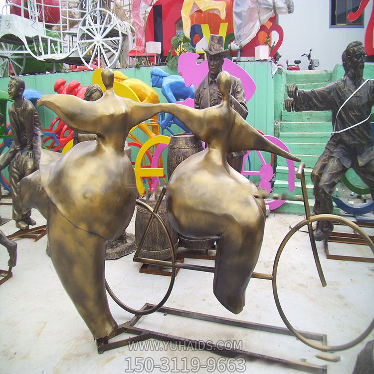 景区玻璃钢仿铜骑车的女性雕塑