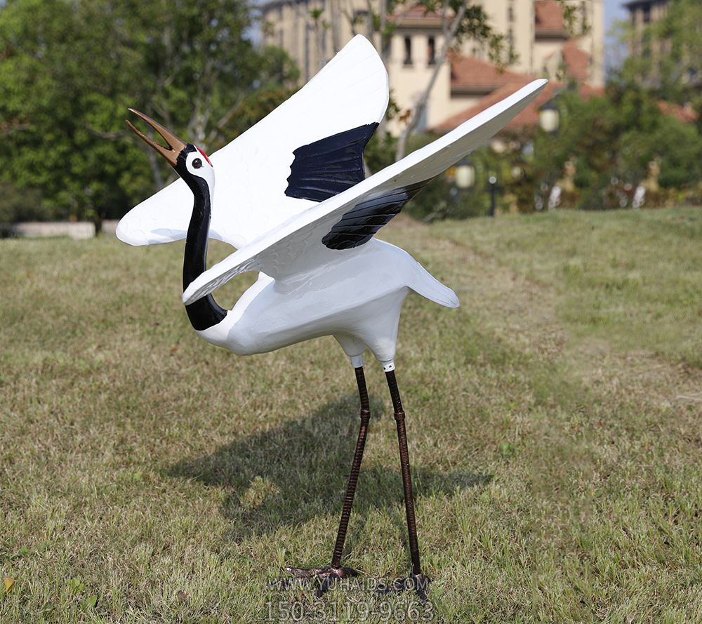 公园草坪创意玻璃钢鹤雕塑