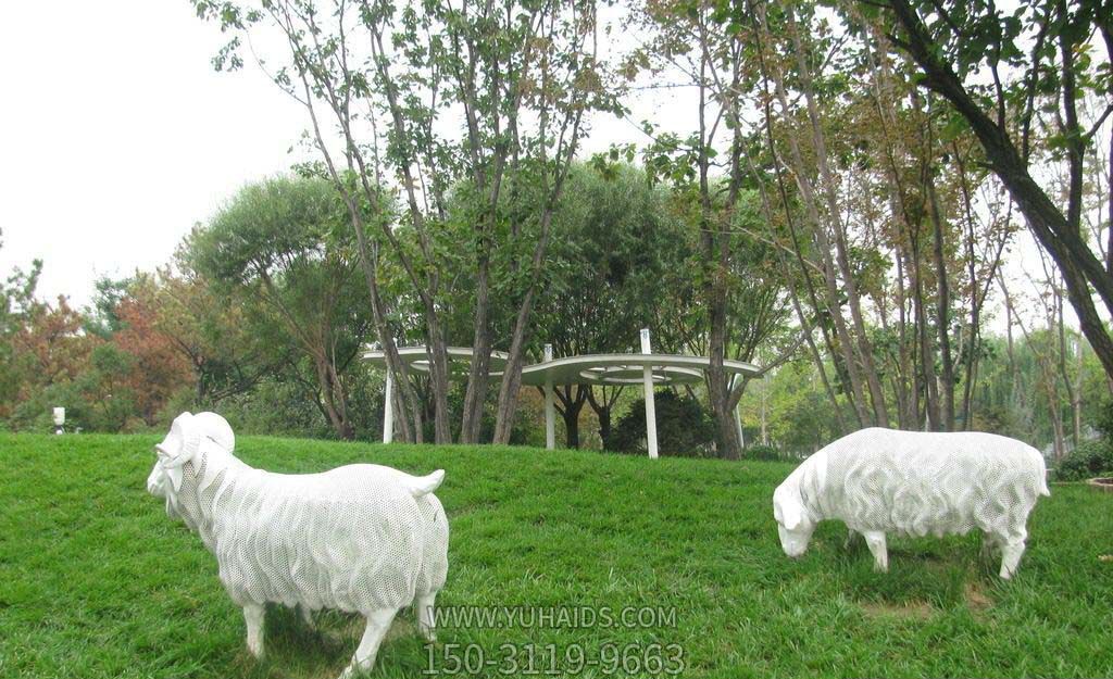 草地上两只行走的玻璃钢仿真绵羊雕塑