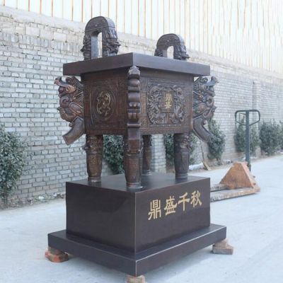 景区广场摆放龙纹四羊方尊铜鼎