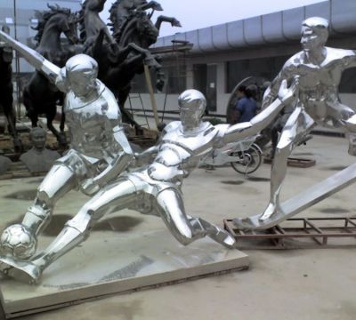 校园广场摆放不锈钢镜面抽象踢足球运动人物雕塑