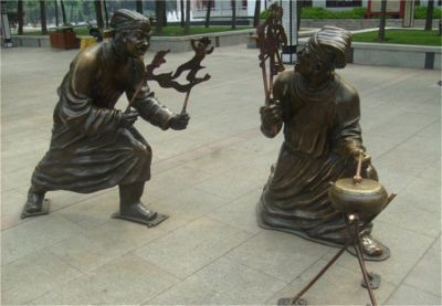 步行街广场摆放铸铜抽象人物雕塑