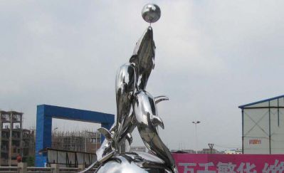 广场商厦多只玩耍的不锈钢海豚雕塑