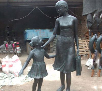 校园公园摆放铸造小女孩和妈妈购物铸铜雕塑