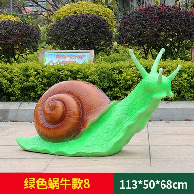 公园摆放的绿色的玻璃钢彩绘蜗牛雕塑
