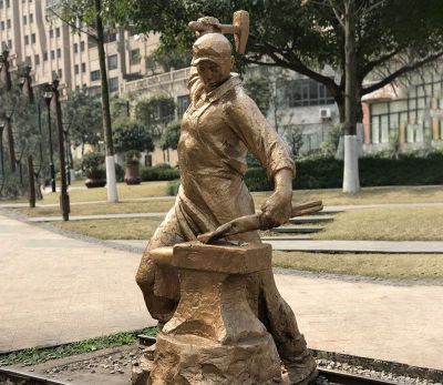 街道黄铜打铁的工人雕塑