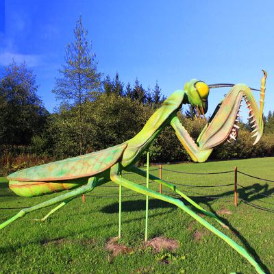 草地上摆放的绿色玻璃钢彩绘螳螂雕塑