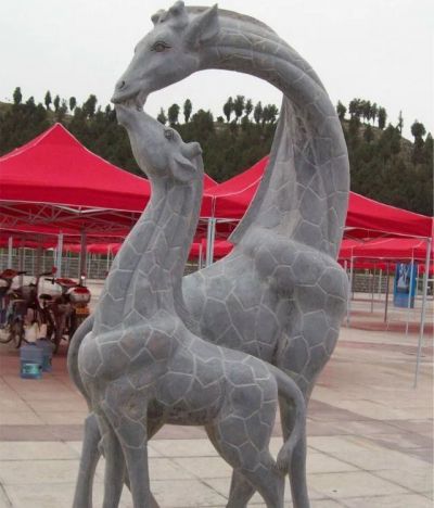 广场草坪摆大理石雕刻长颈鹿动物雕塑