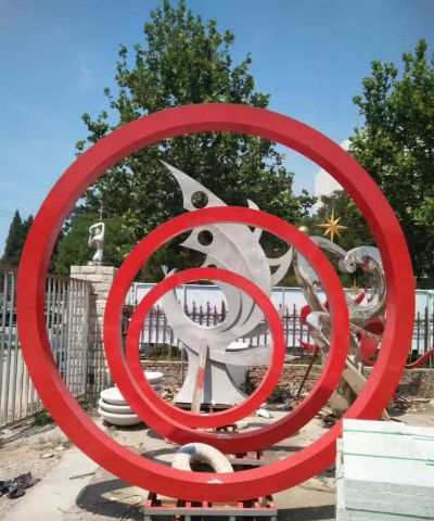 儿童游乐园摆放红色圆圈不锈钢花环雕塑