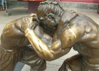 景点摆放黄铜铸造民俗摔跤人物雕塑