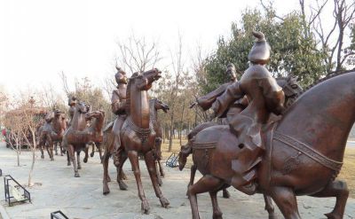 公园景区创意不锈钢仿铜众人出游骑马雕塑