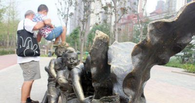 童趣雕塑拔萝卜小区景观铜雕儿童雕塑