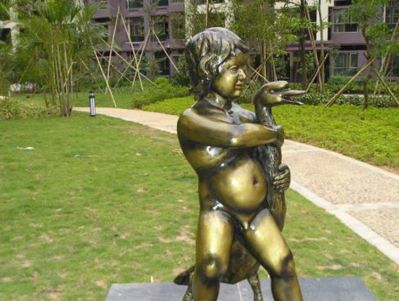 城市街道铜铸小男孩抓天鹅雕塑