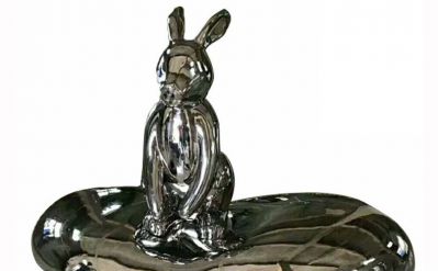 室内一只不锈钢镜面兔子雕塑