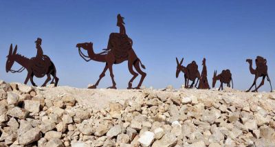 公园里摆放的驼人的不锈钢剪纸骆驼雕塑