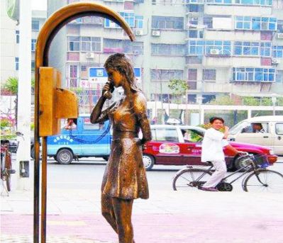 城市街道边摆放女孩在电话亭打电话玻璃钢雕塑