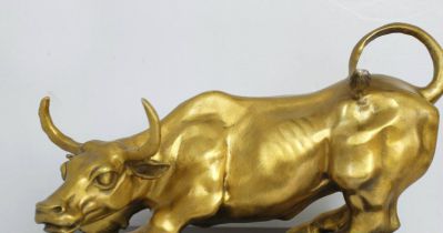 园林里摆放的金色跪着的玻璃钢创意华尔街牛