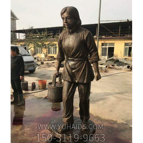 情景小品玻璃钢仿铜提水桶的女性人物雕塑