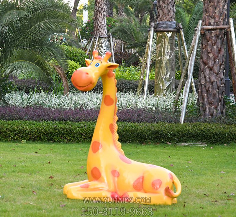 公园草坪卧着的玻璃钢彩绘长颈鹿雕塑