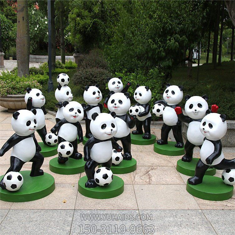 户外公园玻璃钢熊猫踢足球动物摆件雕塑