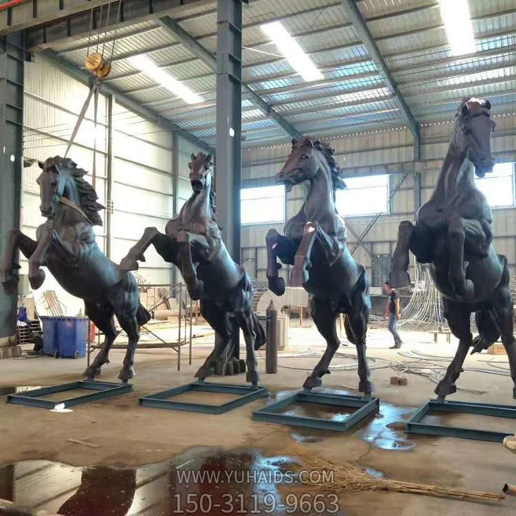 广场大型玻璃钢奔腾的马雕塑
