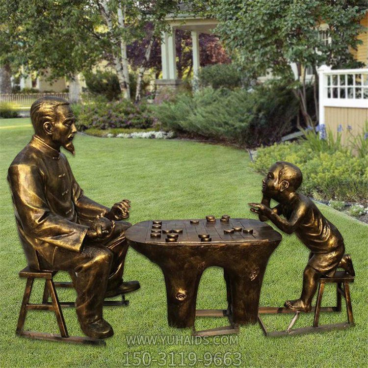 玻璃钢仿铜老人和小孩下象棋雕塑 